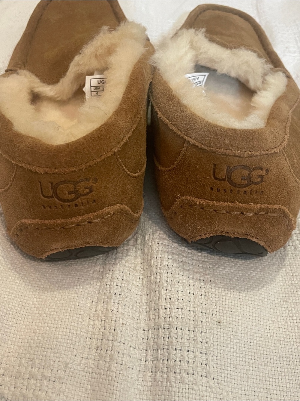 UGG Ascot Youth Size 4 Slippers - Picture 4 of 10